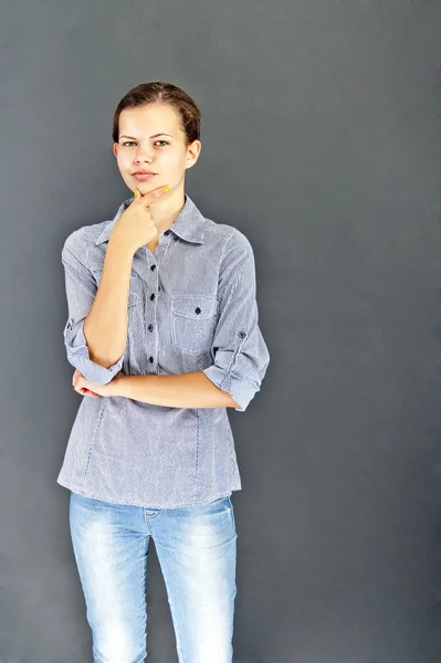 Tonåring flicka med blå skjorta — Stockfoto