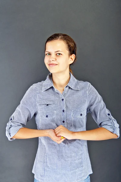 Menina adolescente com camisa — Fotografia de Stock
