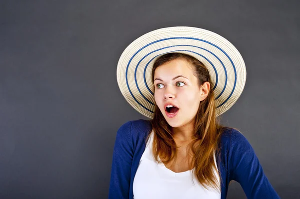 Vrouw met hoed — Stockfoto