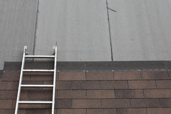 Trittleiter auf Dach — Stockfoto