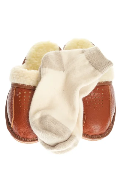 Zapatillas y calcetines marrones aislados sobre un fondo blanco . —  Fotos de Stock