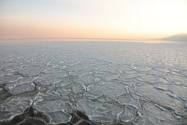 Deniz - buz - kütlesi üzerinde gün batımı. Polonya, gdynia — Stok fotoğraf