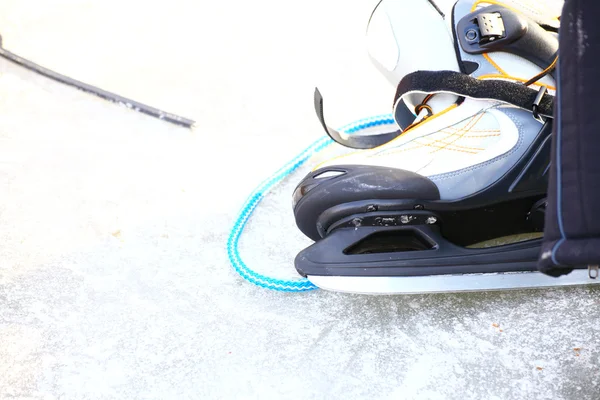 Skate ijs-of rolschaatsen buiten winter — Stockfoto