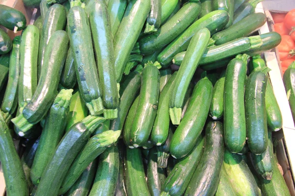 Zucchini auf einem französischen Markt — Stockfoto