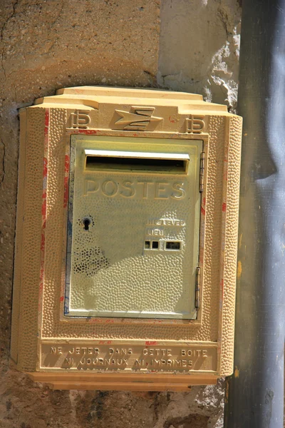 Oude gele postbox — Stockfoto