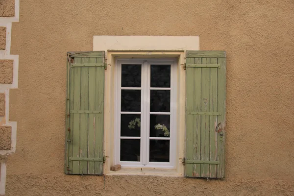 Okno s dřevěnými okenicemi — Stock fotografie