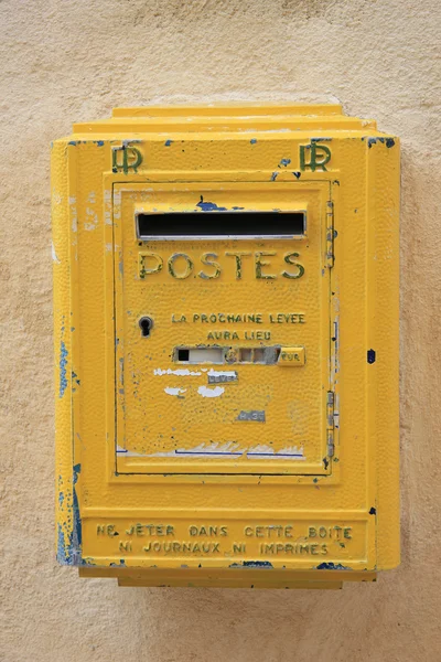 Staré žluté postbox — Stock fotografie