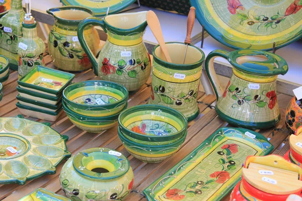 Keramik in vielen leuchtenden Farben — Stockfoto