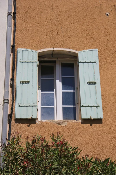 Okno z drewnianymi okiennicami — Zdjęcie stockowe