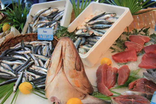 Färsk fisk på en fiskmarknad — Stockfoto