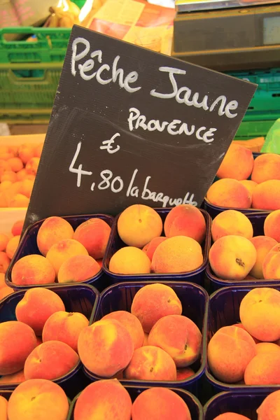 Peaches on a market — Stock Photo, Image