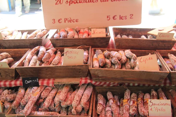 Salsicce su un mercato — Foto Stock