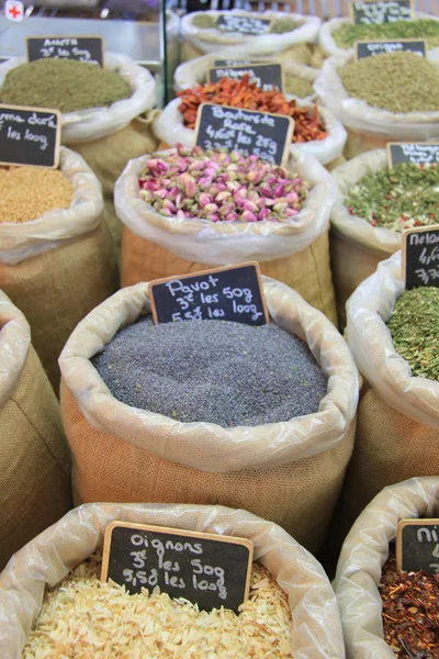 Hierbas y especias en un mercado francés —  Fotos de Stock