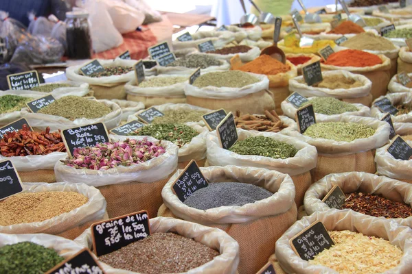Herbes et épices sur un marché français — Photo