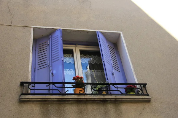 Franska fönster med fönsterluckor — Stockfoto