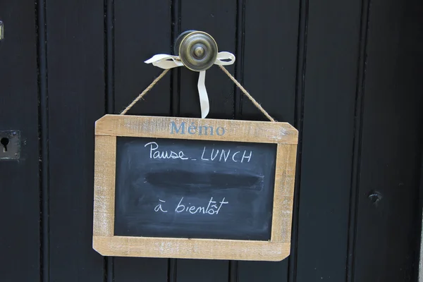 Piccola lavagna su una porta messaggio pausa pranzo — Foto Stock