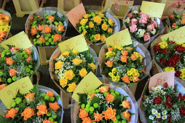 Çiçekler üzerinde pazara Fransız — Stok fotoğraf