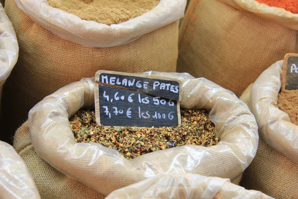 Kruiden en specerijen op een Franse markt — Stockfoto