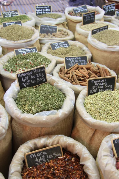 Ervas aromáticas e especiarias num mercado francês — Fotografia de Stock