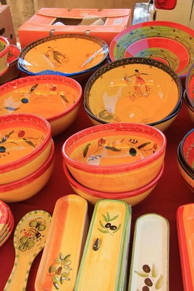 Farbenfrohe provenzalische Keramik — Stockfoto