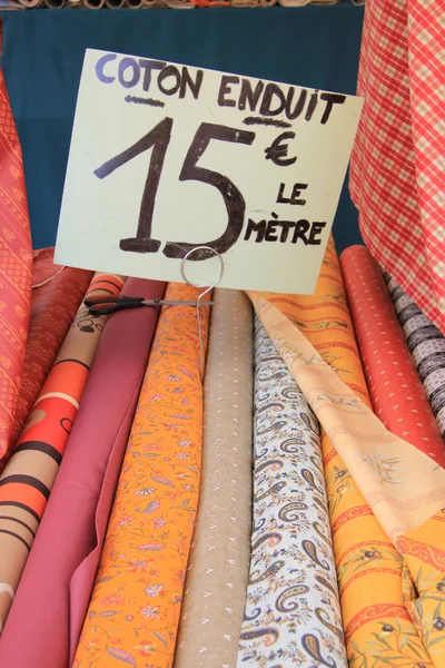 Rollen provenzalischer Textilien auf einem Marktstand — Stockfoto