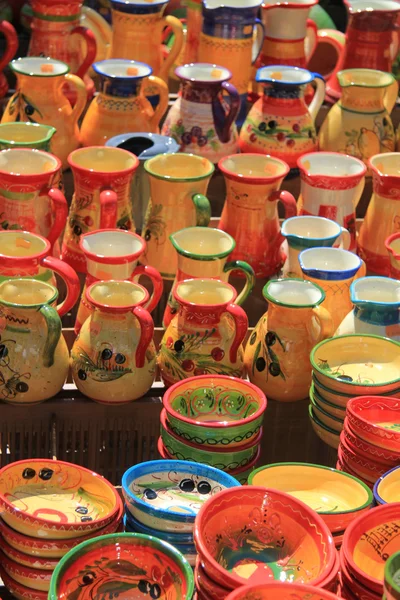 Cerâmica tradicional em um mercado na Provença — Fotografia de Stock