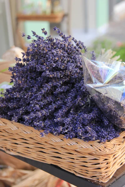Lavendel i en flätad korg — Stockfoto
