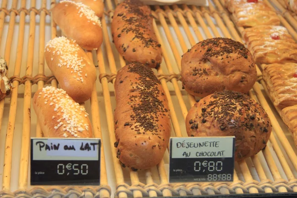 Franskt bröd i en butik — Stockfoto