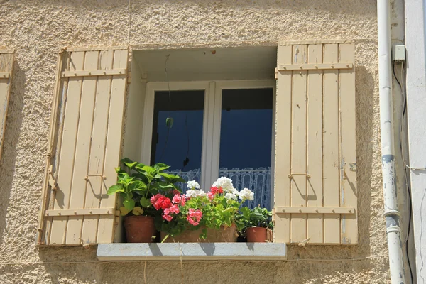 Fenêtre avec volets en bois — Photo