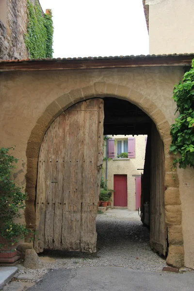 Dorfstraße in der Provence — Stockfoto