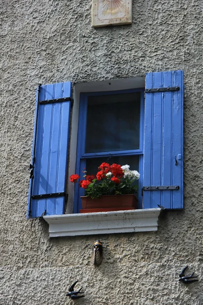 Provence içinde pencere eşiği — Stok fotoğraf