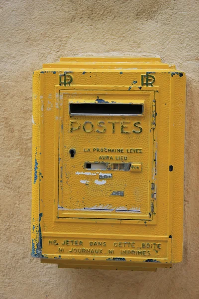 Stary postbox żółty — Zdjęcie stockowe