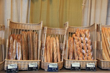 Fransız ekmeği bir dükkanda
