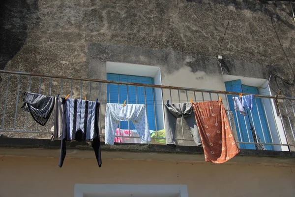Prádlo na balkoně — Stock fotografie