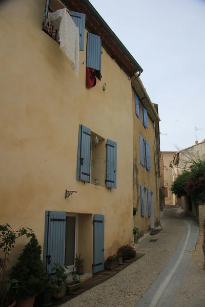 Dorpsstraat in de provence — Stockfoto