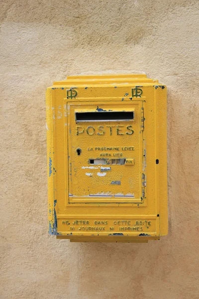 Caixa postal amarela velha — Fotografia de Stock