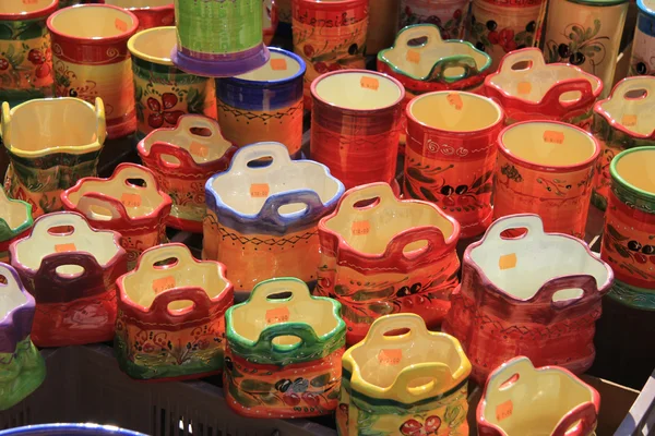 Traditionell keramik på en marknad i provence — Stockfoto