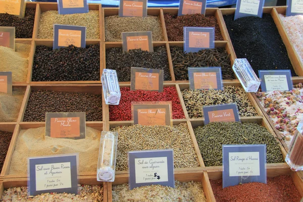 Herbes et épices sur un marché français — Photo