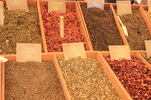Ervas aromáticas e especiarias num mercado francês — Fotografia de Stock