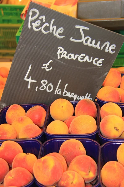 Персики на рынке — стоковое фото