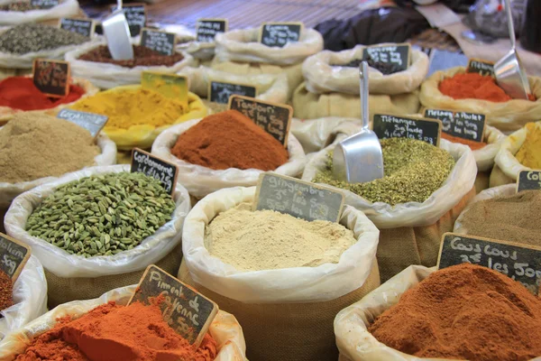 Kruiden en specerijen op een Franse markt — Stockfoto