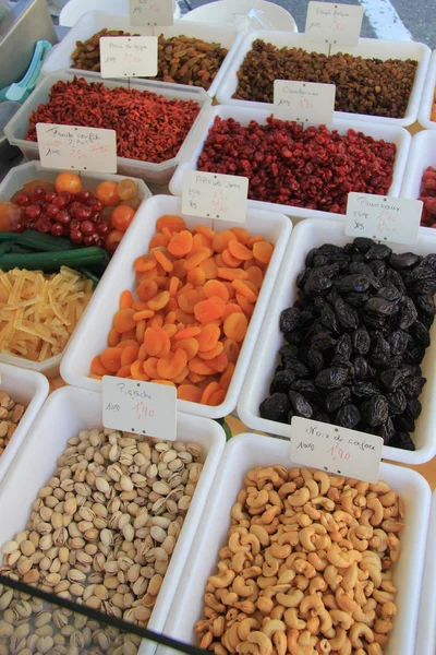 Nüsse, Rosinen und Trockenfrüchte auf einem französischen Markt — Stockfoto