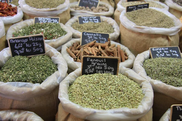 Hierbas y especias en un mercado francés — Foto de Stock