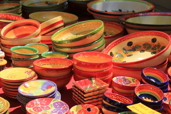 市场上的普罗旺斯的传统陶器 — 图库照片