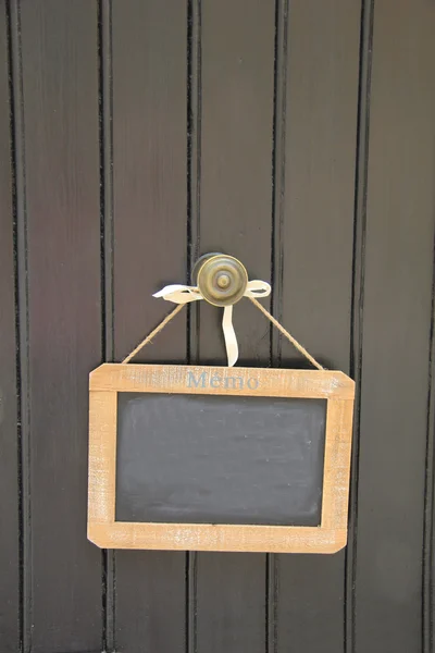 Kleine Tafel an einer Tür — Stockfoto