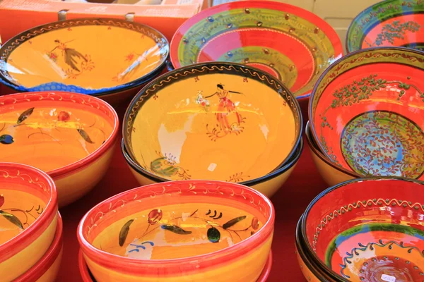 Farbenfrohe provenzalische Keramik — Stockfoto