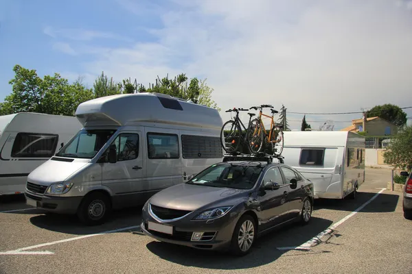 Araba ve karavan — Stok fotoğraf