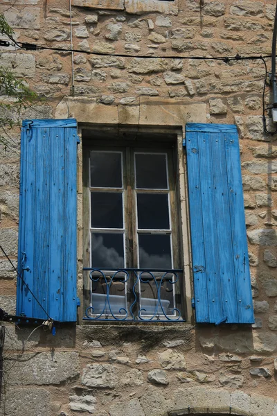 木製のシャッター付き窓 — ストック写真