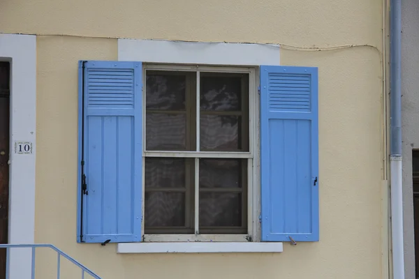 Francuskie okna z okiennicami — Zdjęcie stockowe