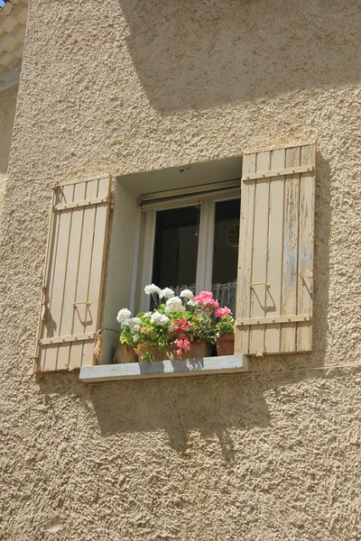 Fenêtre avec volets en bois — Photo